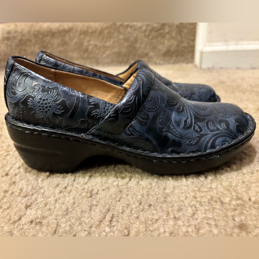 navy shoes with tan interior